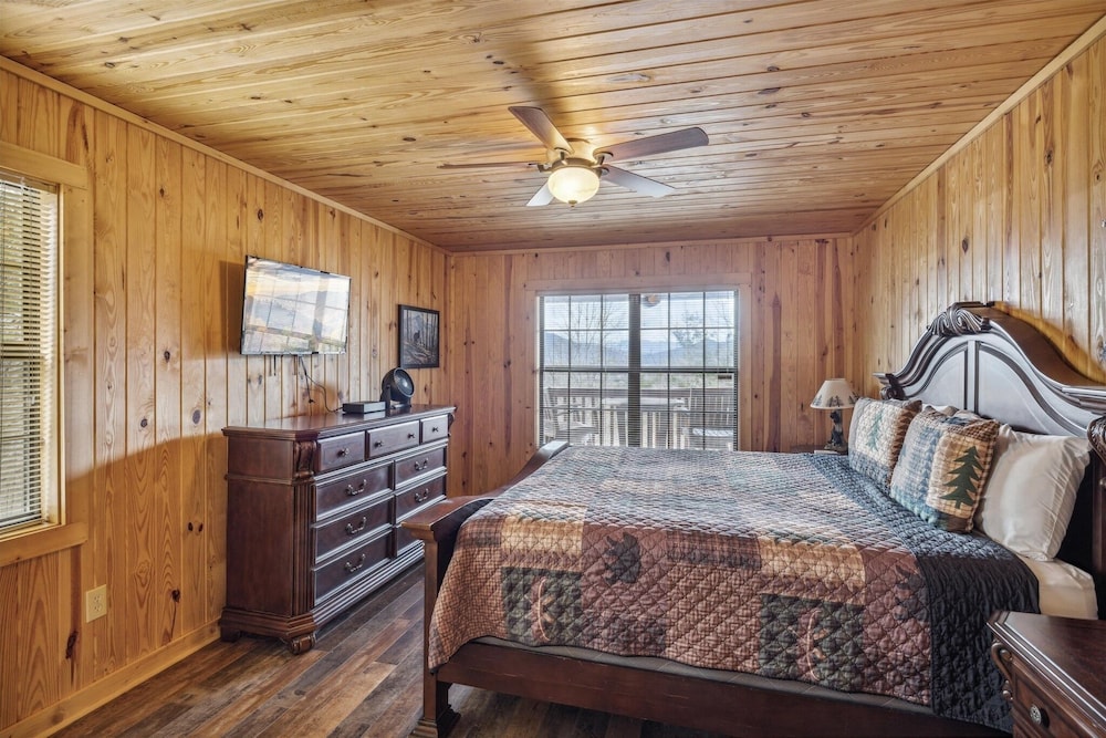 Barefoot Cabin 4 Bedroom Cabin by RedAwning view 3