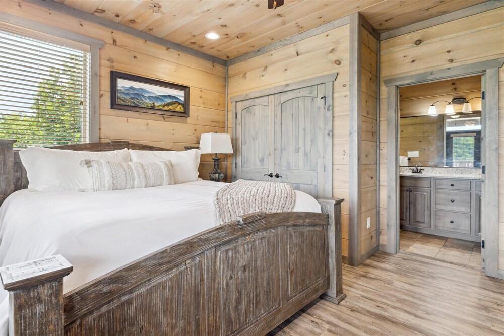 Gorgeous Cabin w Hot Tub Firepit Gameroom
