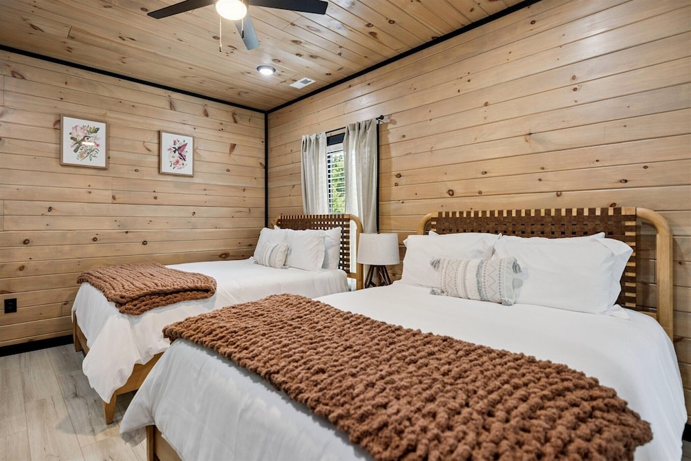 New Cabin w Indoor Swim Spa Hot Tub Gameroom