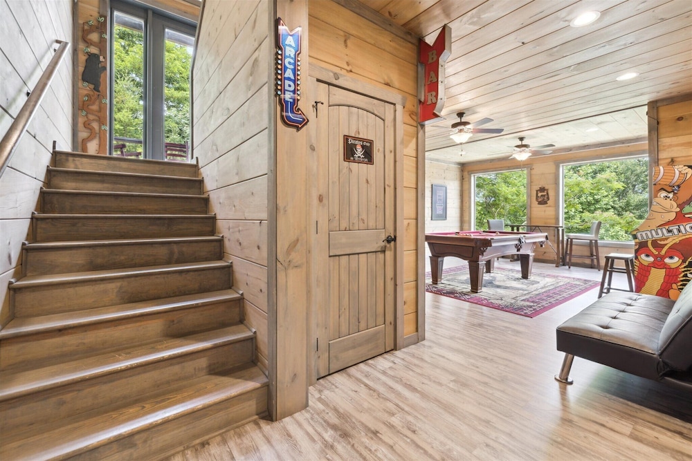 Gorgeous Cabin w Hot Tub Firepit Gameroom
