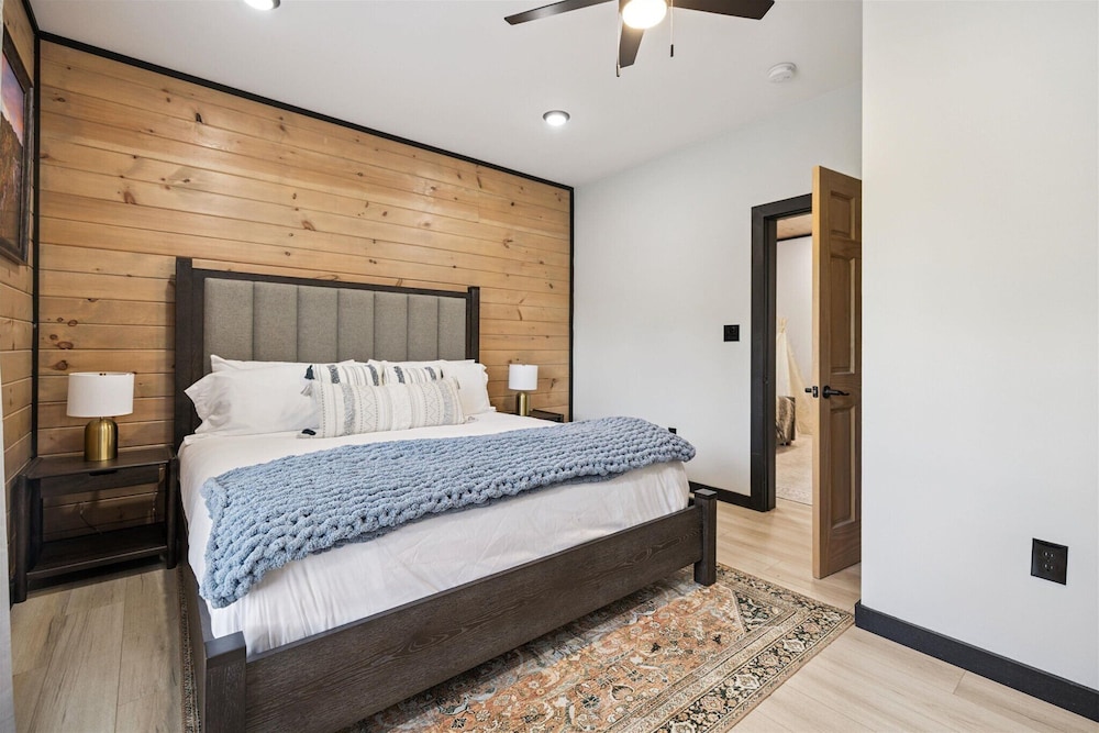 New Cabin w Indoor Swim Spa Hot Tub Gameroom