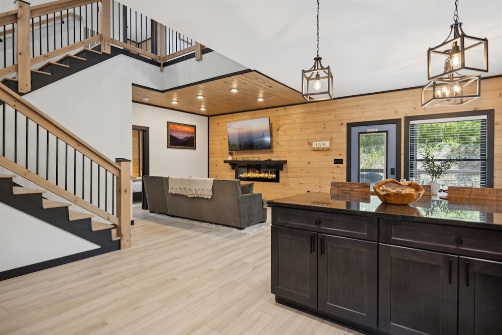 New Cabin w Indoor Swim Spa Hot Tub Gameroom