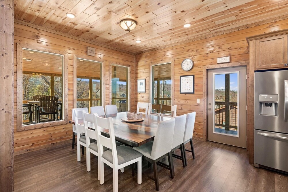 Smokey Treats 5 Bedroom Cabin by RedAwning view 2