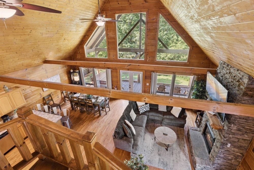 River View Dog Friendly Game Room w Hot Tub