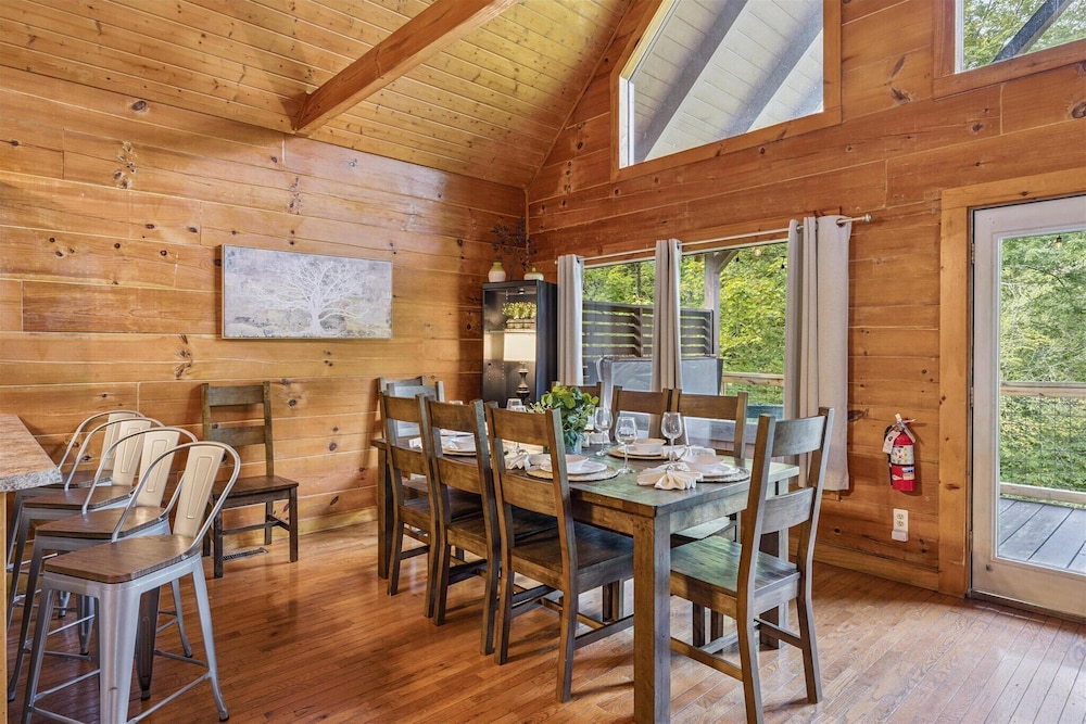 River View Dog Friendly Game Room w Hot Tub