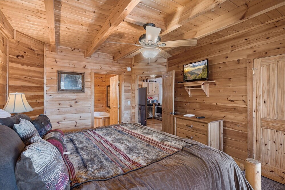 Peace Of Mind 3 Bedroom Cabin by RedAwning view 2