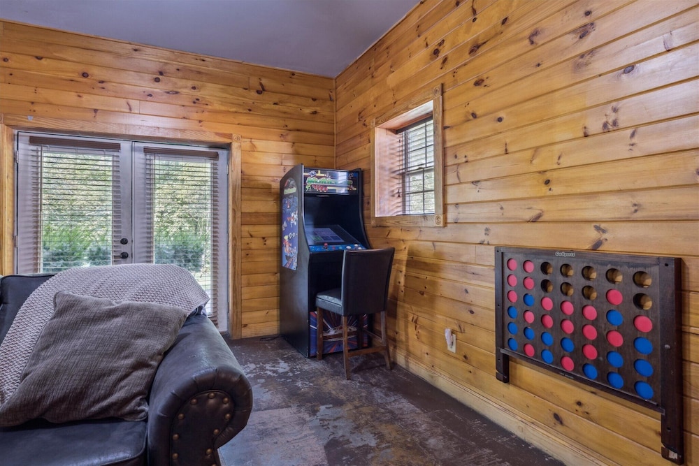 River View Dog Friendly Game Room w Hot Tub