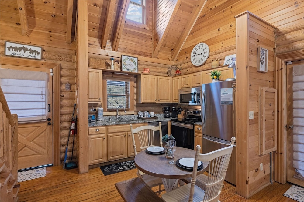 5 O'clock Somewhere 1 Bedroom Cabin by RedAwning view 5