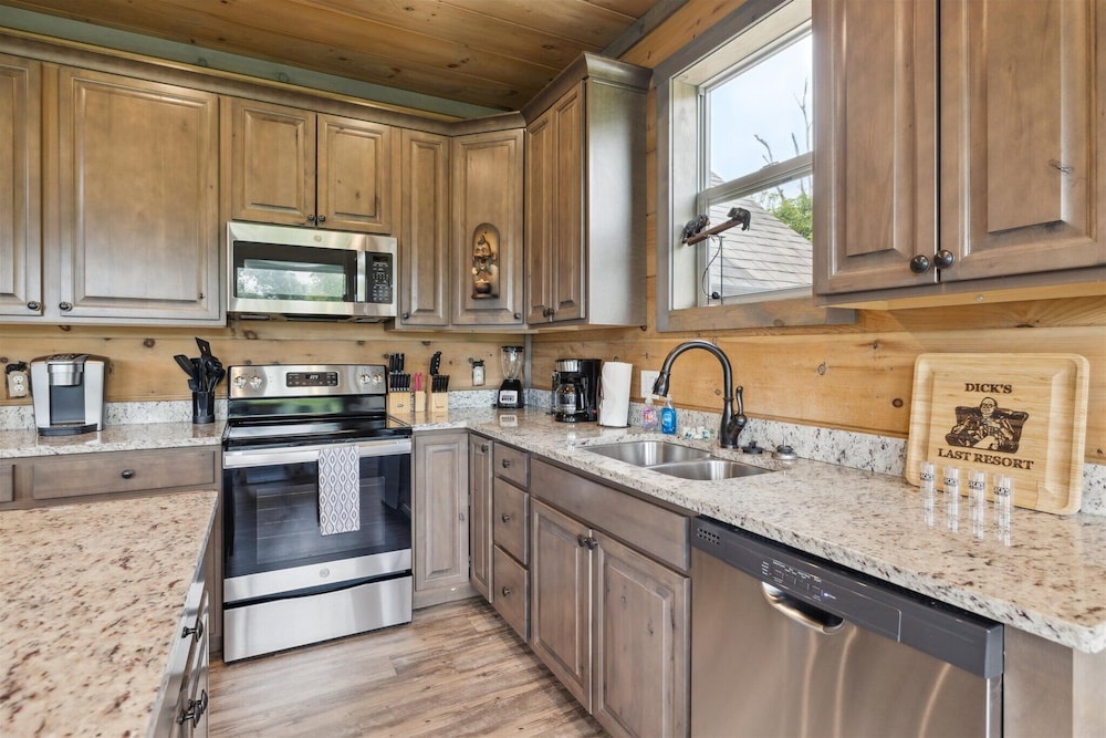 Gorgeous Cabin w Hot Tub Firepit Gameroom