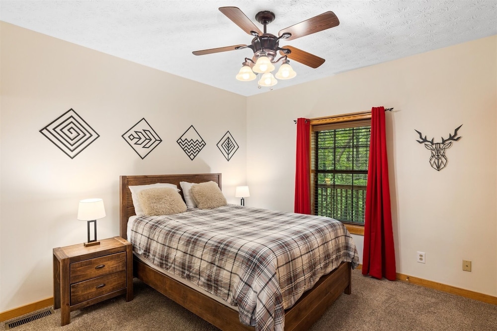 Whitetail Cabin 2 Bedroom Cabin by RedAwning view 2