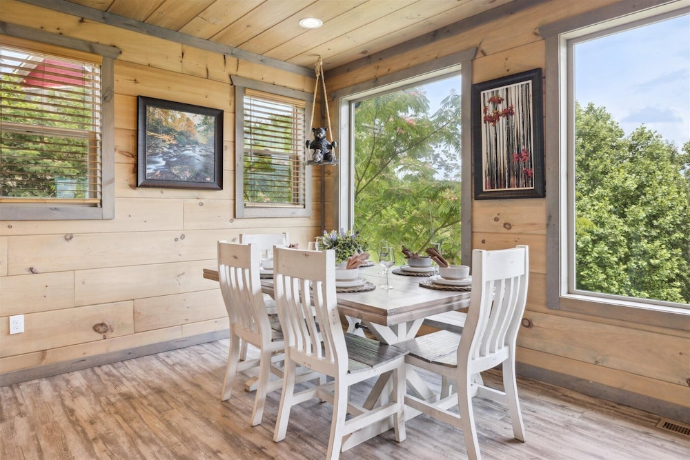 Gorgeous Cabin w Hot Tub Firepit Gameroom