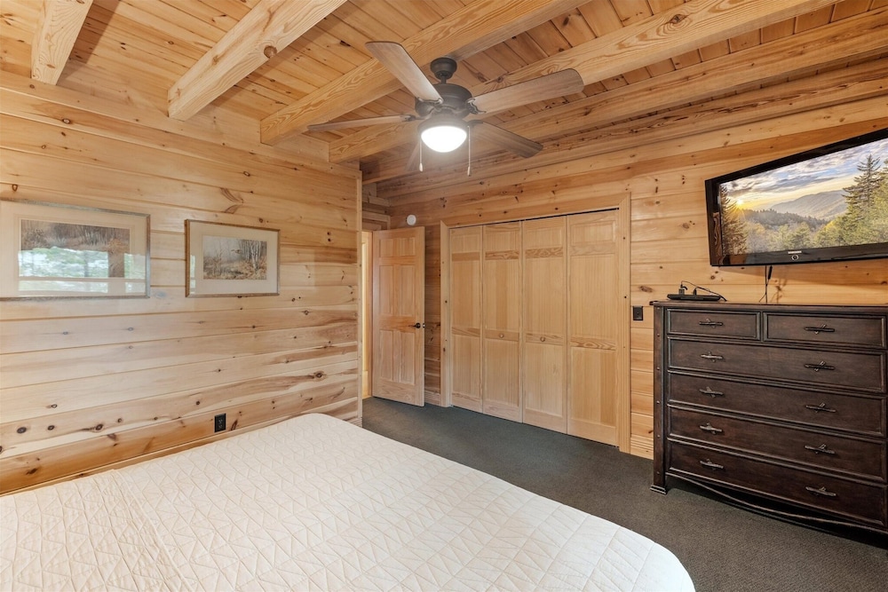 Wolf Den 4 Bedroom Cabin by RedAwning view 5