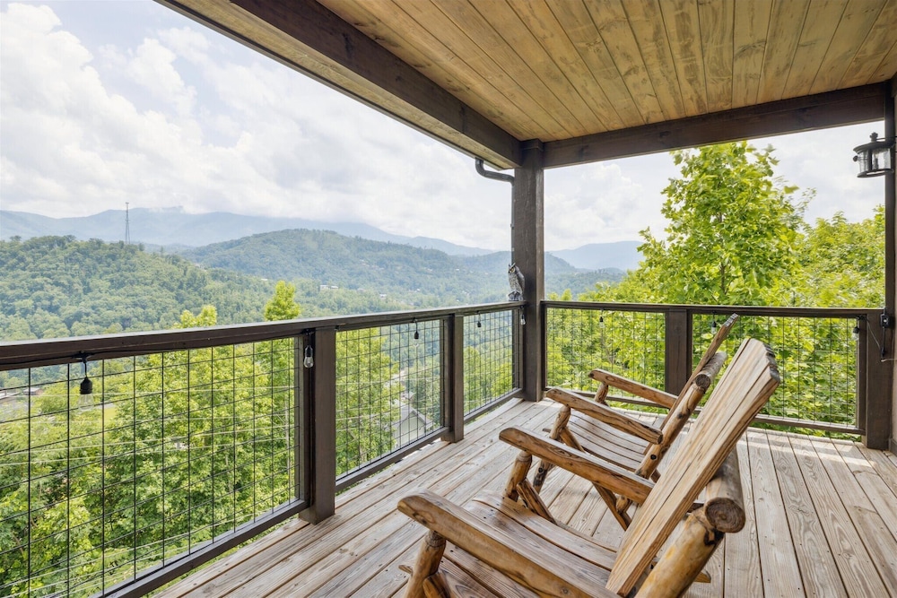 Gorgeous Cabin w Hot Tub Firepit Gameroom