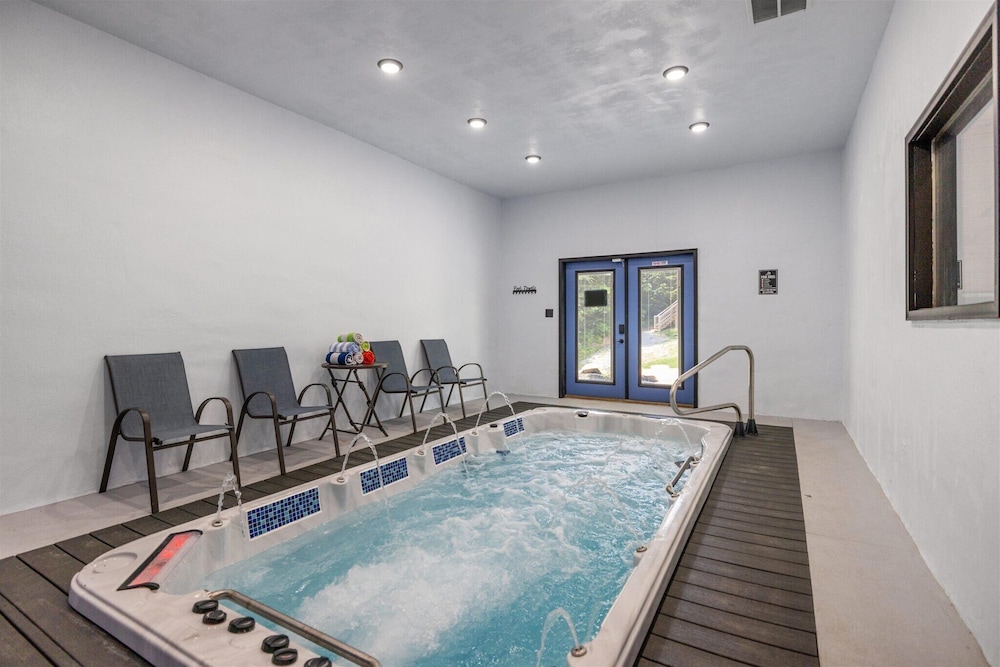 New Cabin w Indoor Swim Spa Hot Tub Gameroom