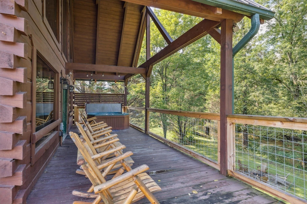 River View Dog Friendly Game Room w Hot Tub