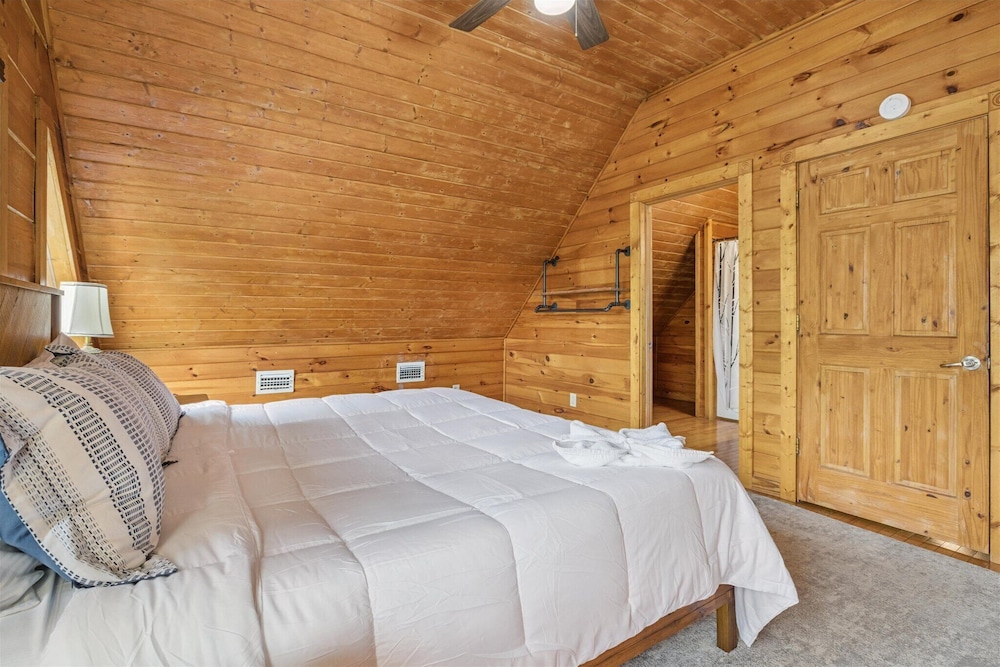 River View Dog Friendly Game Room w Hot Tub