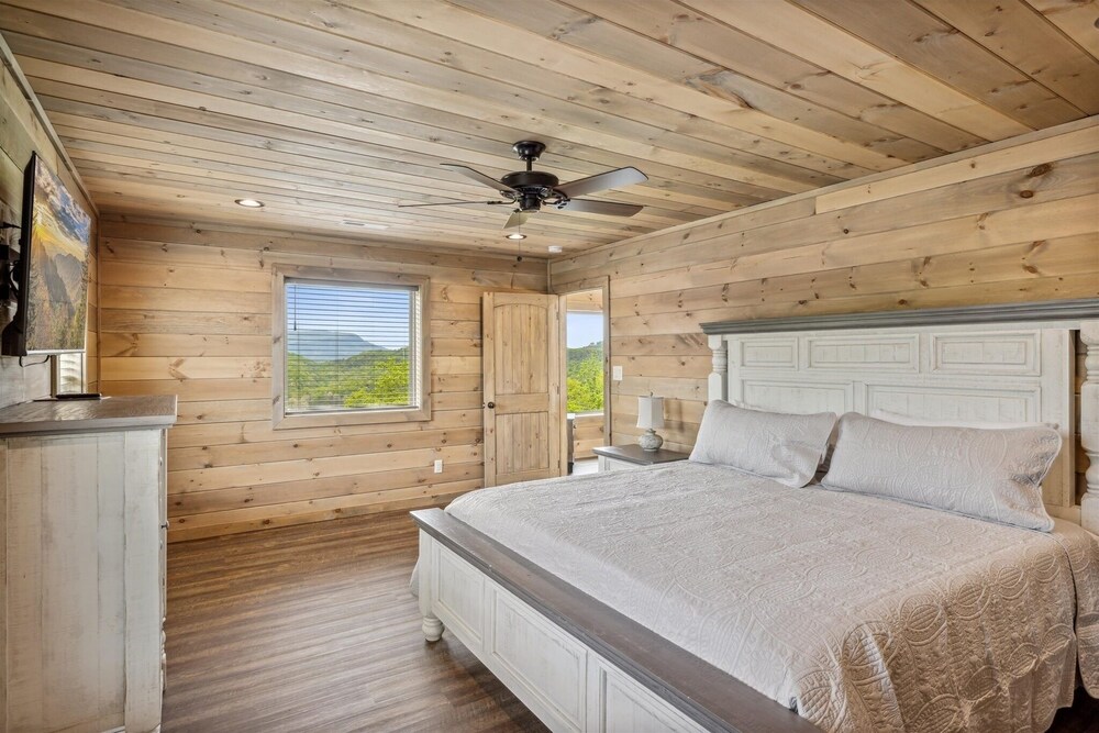 Southern Comfort 5 Bedroom Cabin by RedAwning view 5