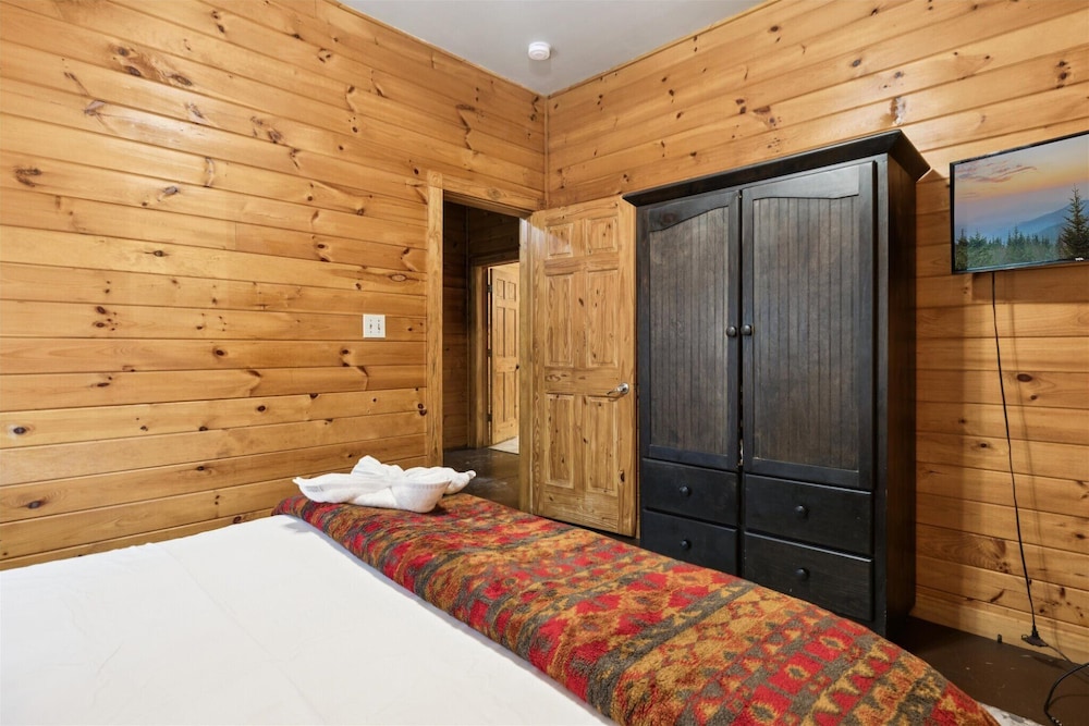 River View Dog Friendly Game Room w Hot Tub
