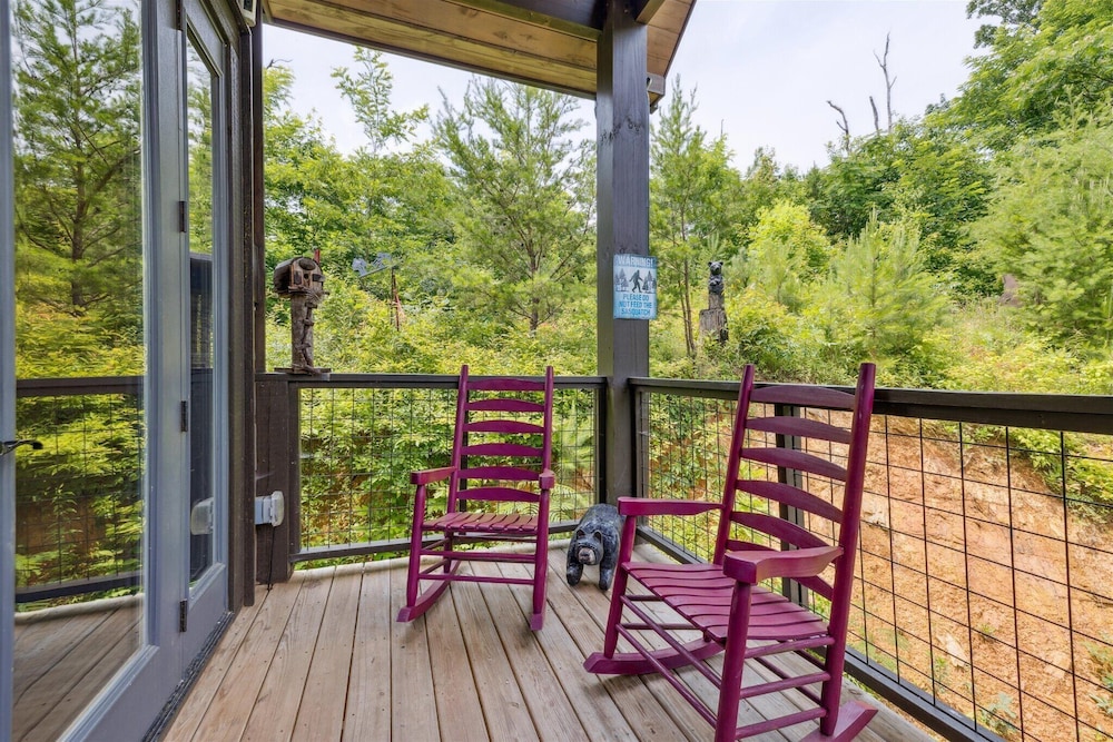 Gorgeous Cabin w Hot Tub Firepit Gameroom