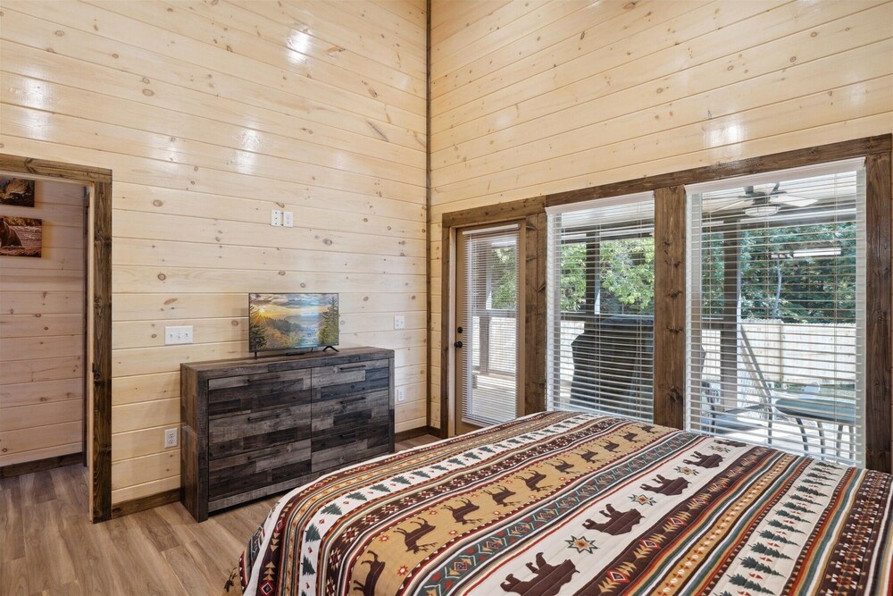 Bear View Estate 2 Bedroom Cabin by RedAwning view 5