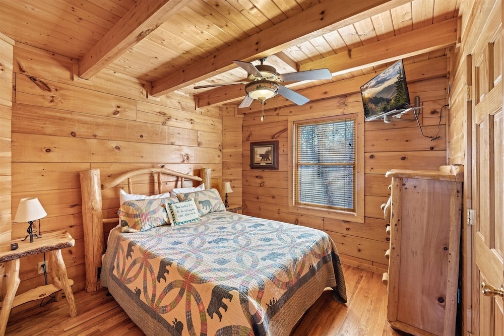 Big Bear Lodge 4 Bedroom Cabin by RedAwning view 3