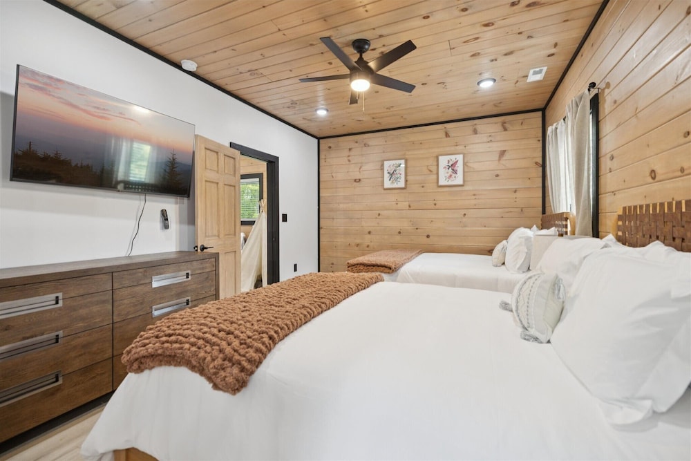 New Cabin w Indoor Swim Spa Hot Tub Gameroom