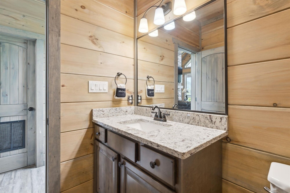 Gorgeous Cabin w Hot Tub Firepit Gameroom