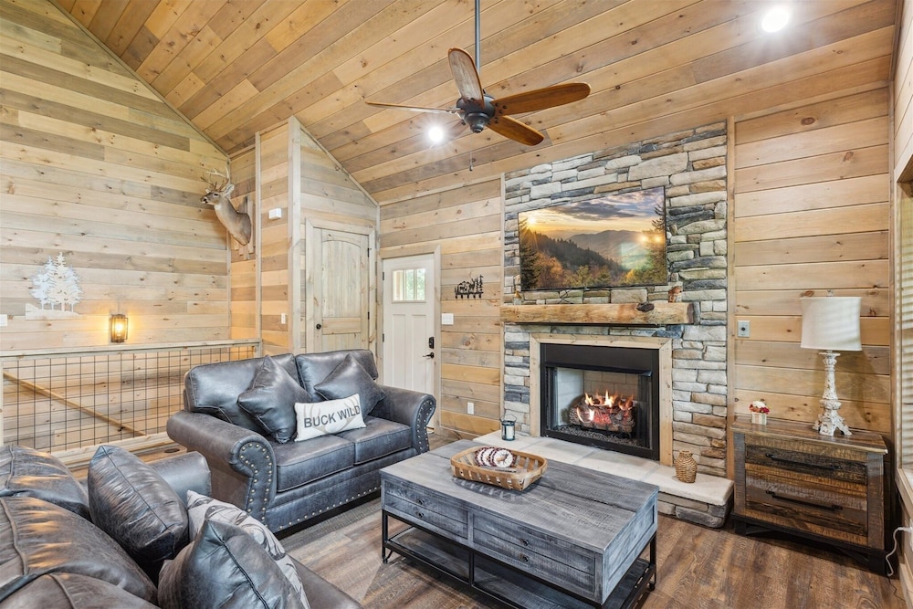 Antler Ridge 3 Bedroom Cabin by RedAwning view 3