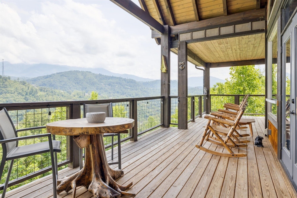 Gorgeous Cabin w Hot Tub Firepit Gameroom