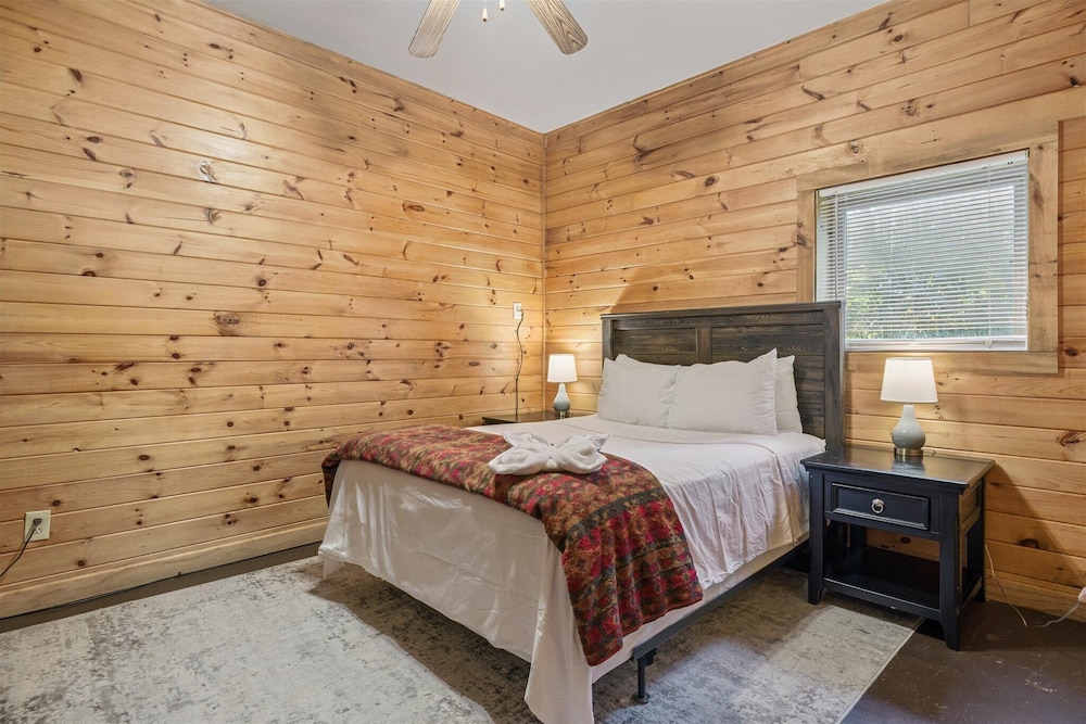 River View Dog Friendly Game Room w Hot Tub