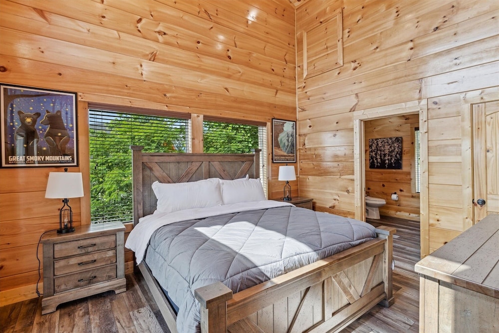 Grizzlies Den 4 Bedroom Cabin by RedAwning view 2