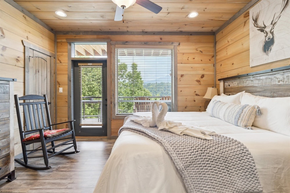 Gorgeous Cabin w Hot Tub Firepit Gameroom