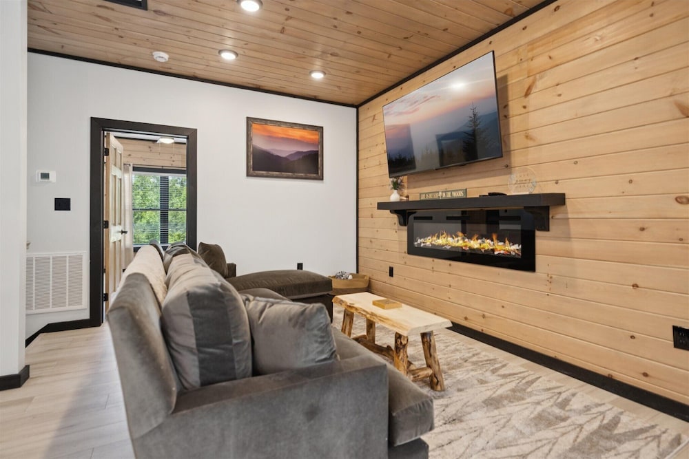New Cabin w Indoor Swim Spa Hot Tub Gameroom