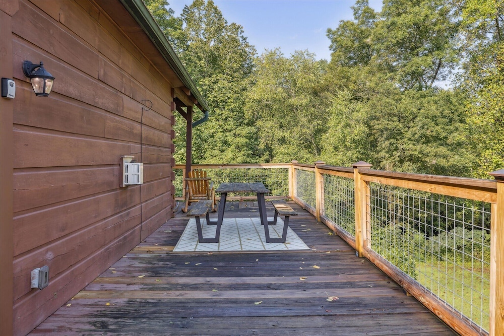 River View Dog Friendly Game Room w Hot Tub