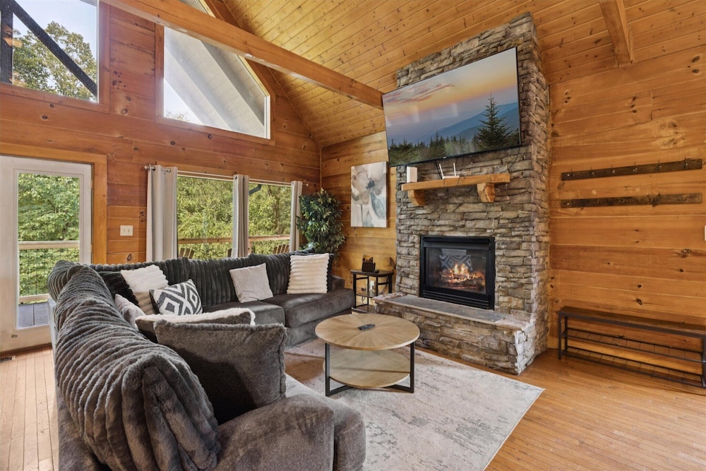 River View Dog Friendly Game Room w Hot Tub