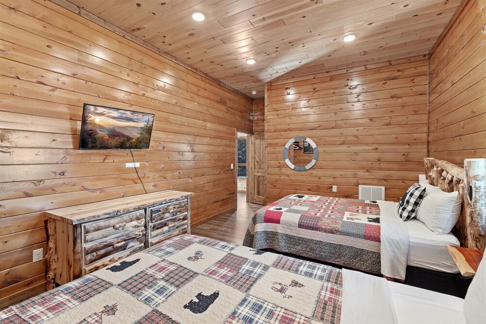 Smokey Treats 5 Bedroom Cabin by RedAwning view 5