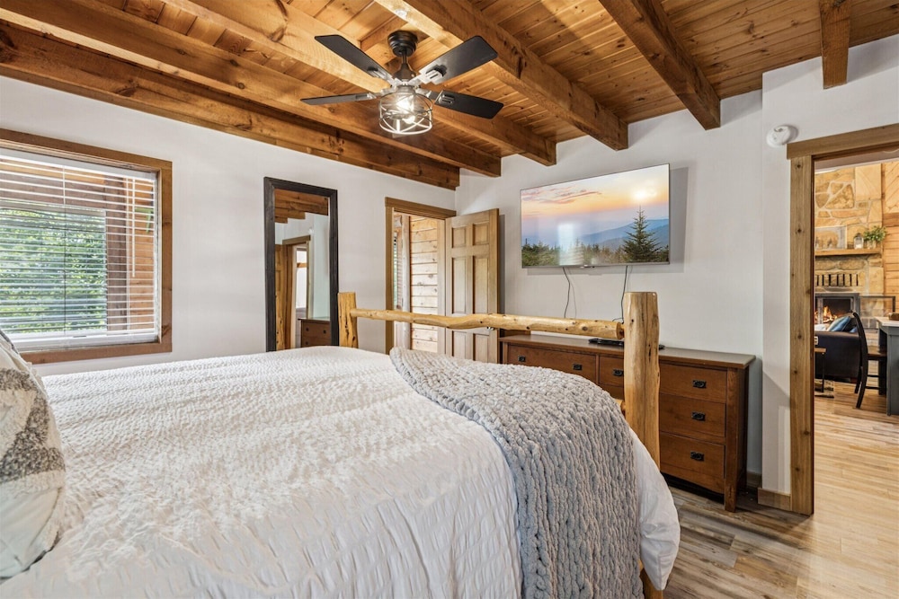 Golf Resort Cabin w Hot Tub Firepit Pool