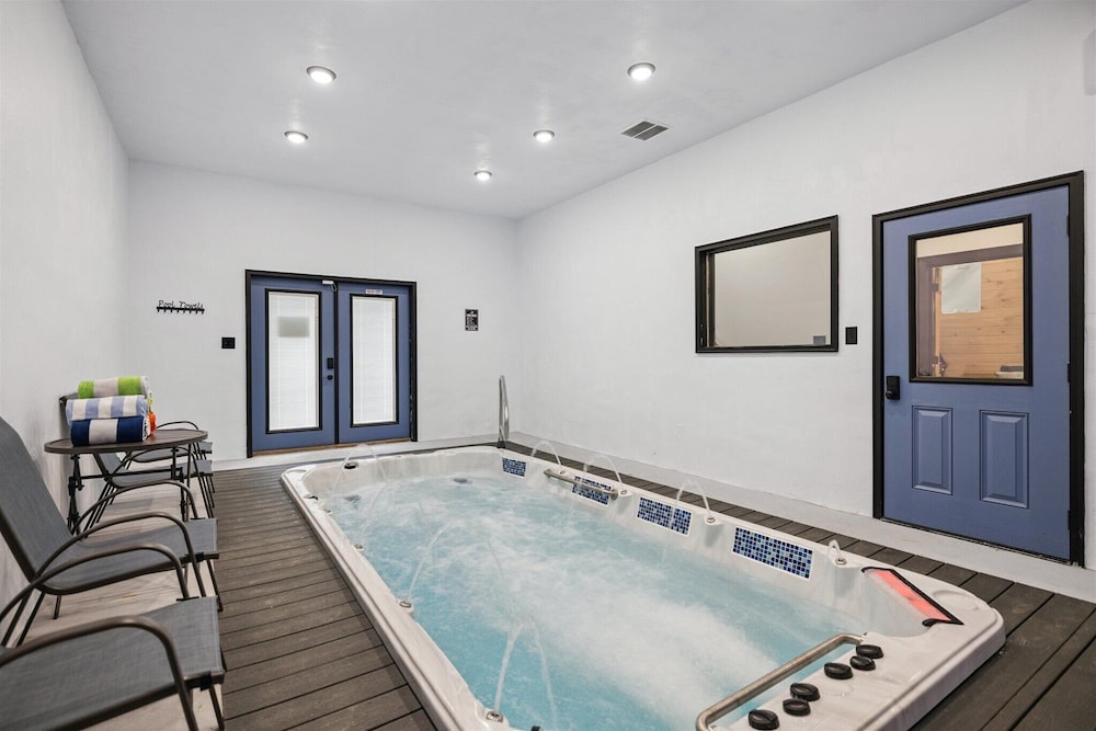 New Cabin w Indoor Swim Spa Hot Tub Gameroom