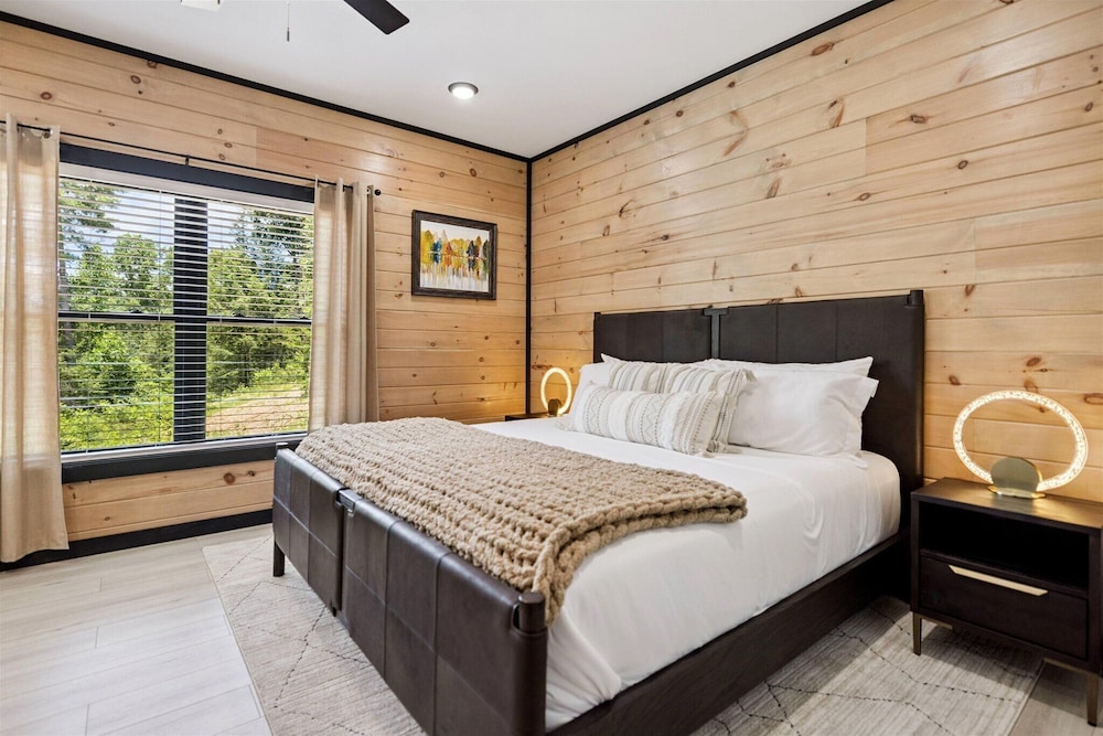 New Cabin w Indoor Swim Spa Hot Tub Gameroom
