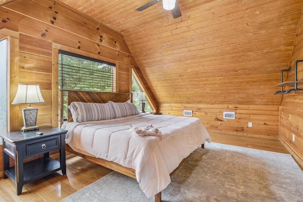 River View Dog Friendly Game Room w Hot Tub