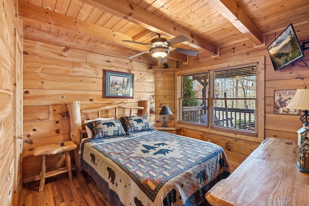 Big Bear Lodge 4 Bedroom Cabin by RedAwning view 5