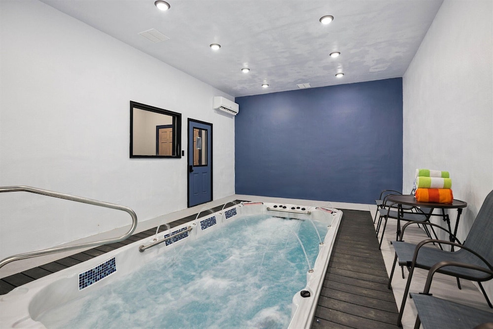 New Cabin w Indoor Swim Spa Hot Tub Gameroom