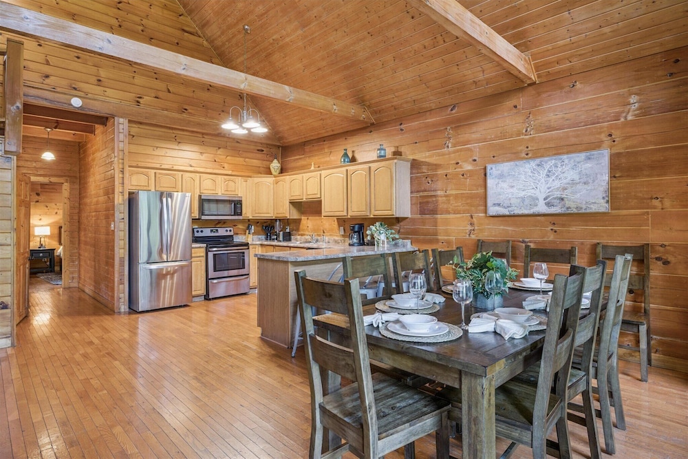 River View Dog Friendly Game Room w Hot Tub