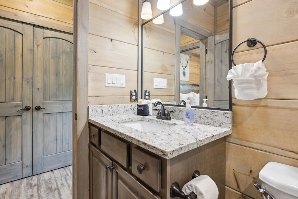 Gorgeous Cabin w Hot Tub Firepit Gameroom