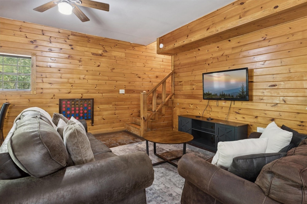 River View Dog Friendly Game Room w Hot Tub