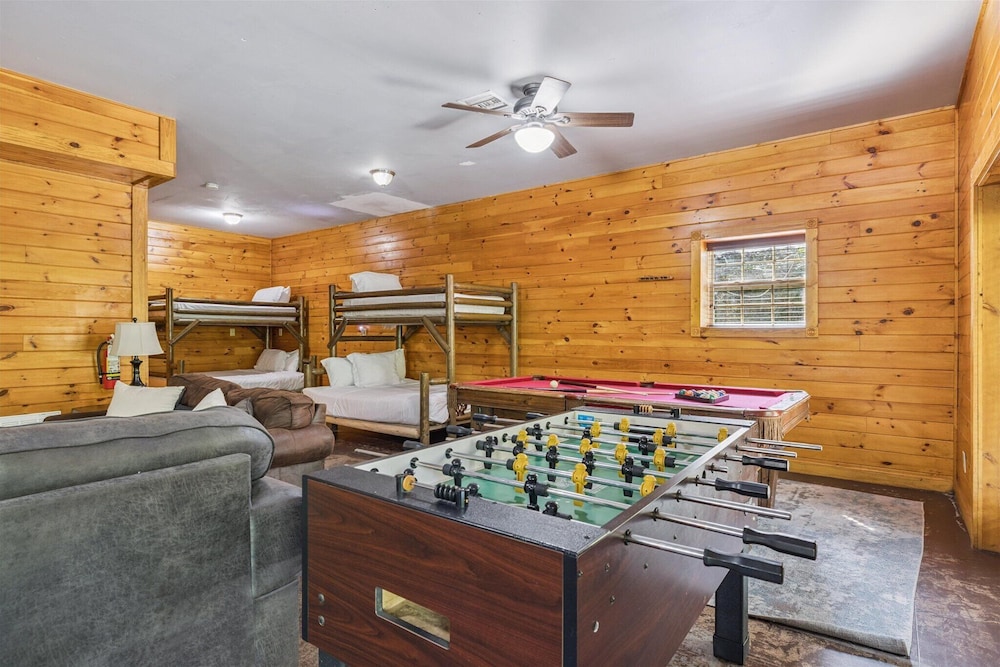 River View Dog Friendly Game Room w Hot Tub