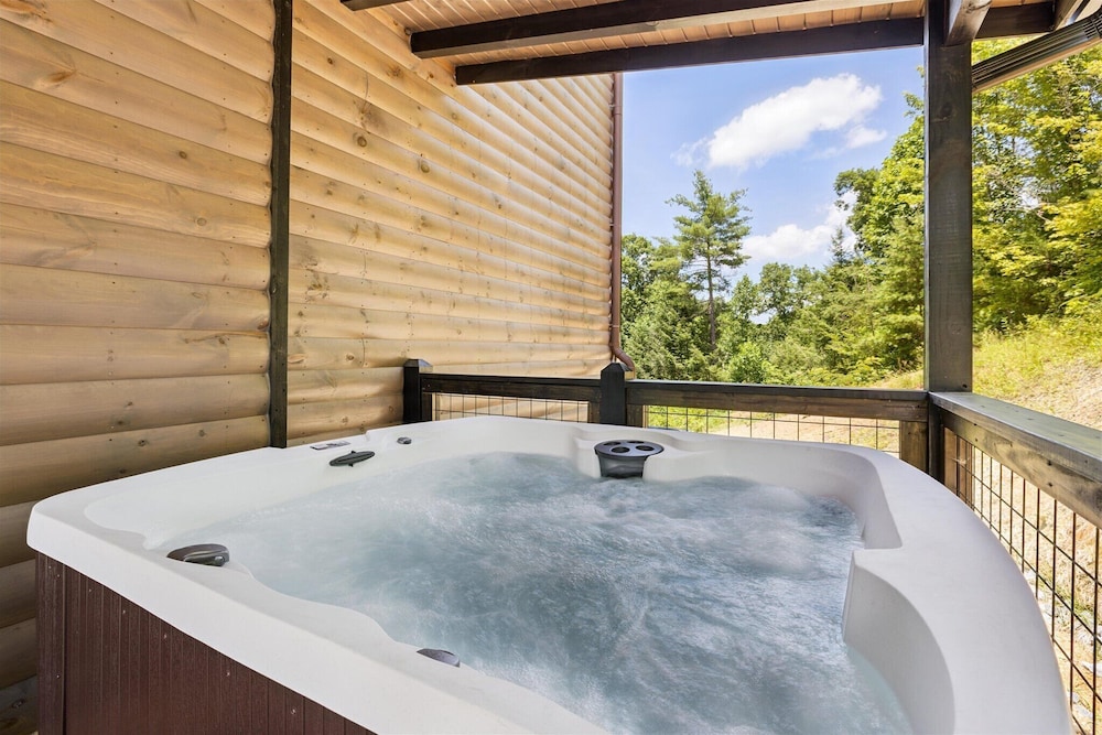 New Cabin w Indoor Swim Spa Hot Tub Gameroom