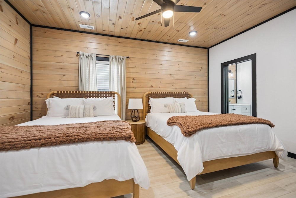 New Cabin w Indoor Swim Spa Hot Tub Gameroom