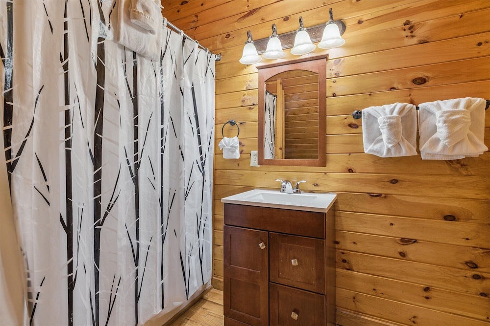 River View Dog Friendly Game Room w Hot Tub