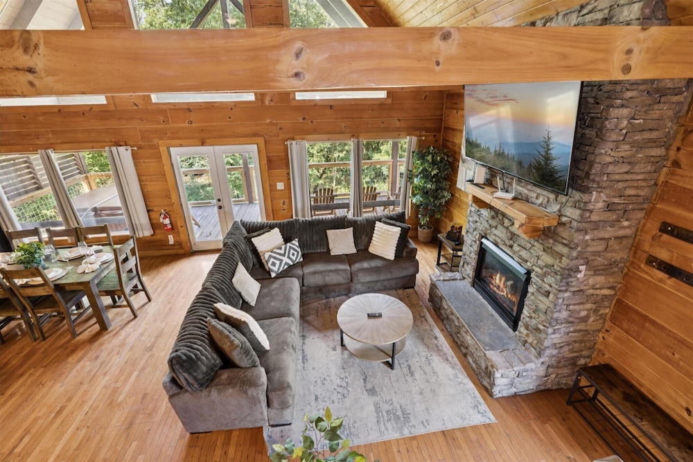 River View Dog Friendly Game Room w Hot Tub